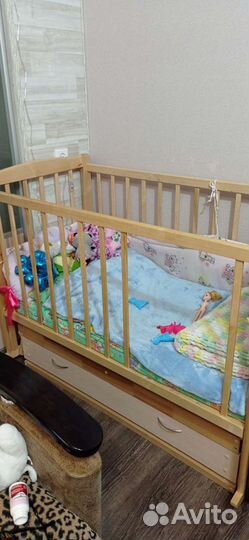 Детская кроватка с маятником и ящиком