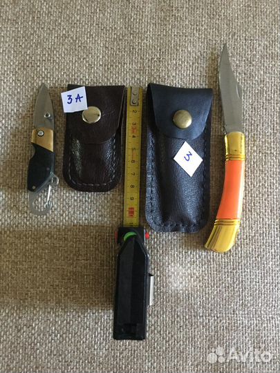 Разные ножи в кожаных чехлах