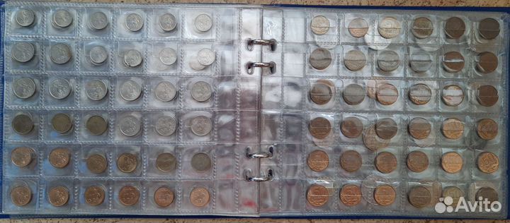 Коллекция монет в альбоме на 708 ячеек