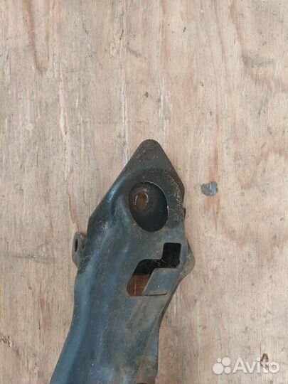 Усилитель переднего бампера верхний Toyota Estima