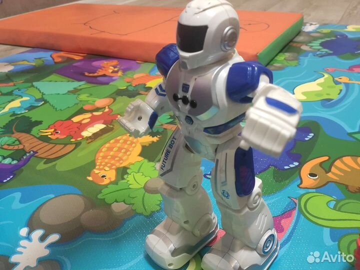 Робот на пульте управления