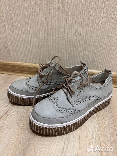 Кроссовки женские