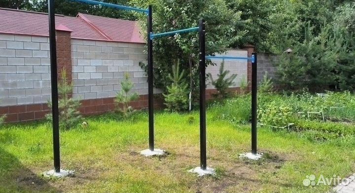 Уличный турник для всей семьи можно и качели