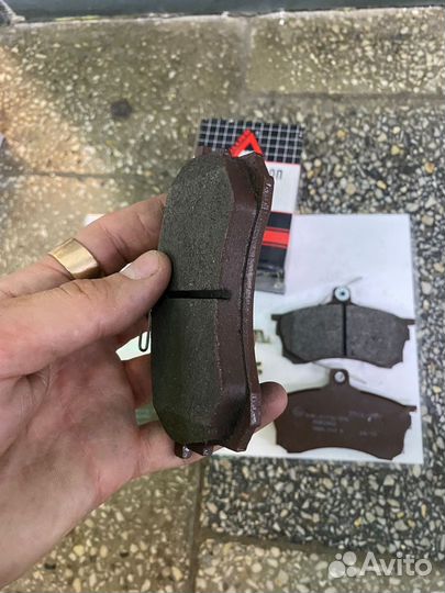 Колодки тормозные передние Mitsubishi Carisma