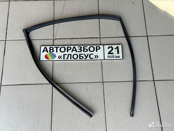 Уплотнитель стекла задний левый Toyota Camry V40
