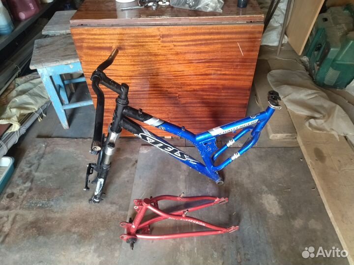 Рама от велосипеда и запчасти