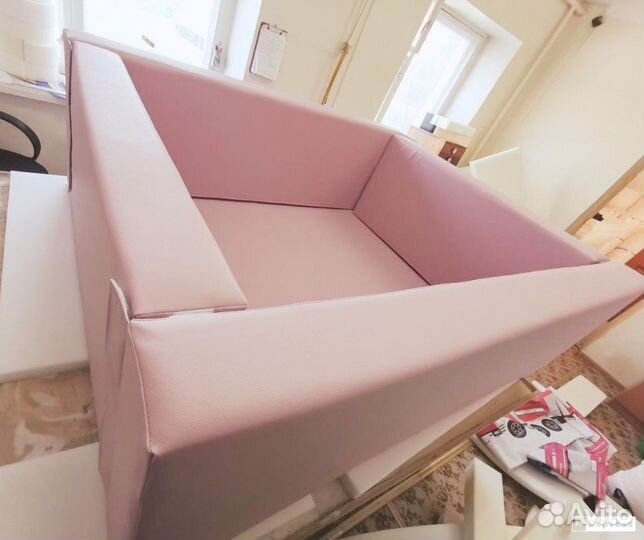 Сухой бассейн с толстыми бортиками и дном