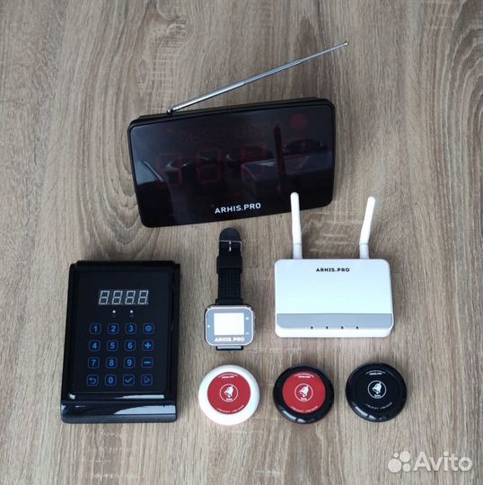 Система вызова: кнопка вызова официанта и табло