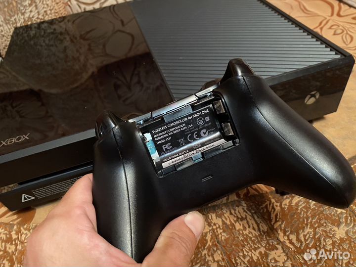 Xbox one 500 gb +джостик + комплект