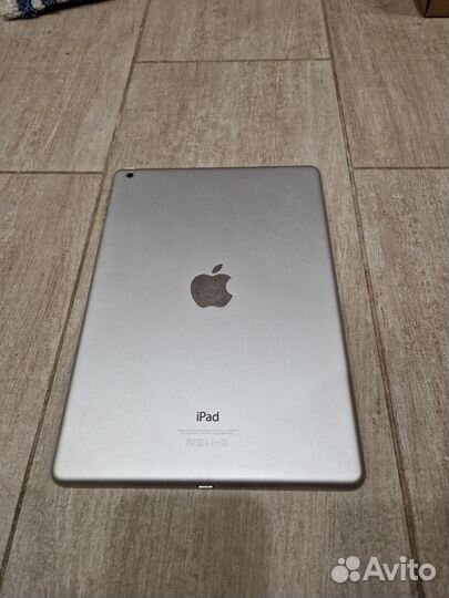Планшет iPad Air белого цвета