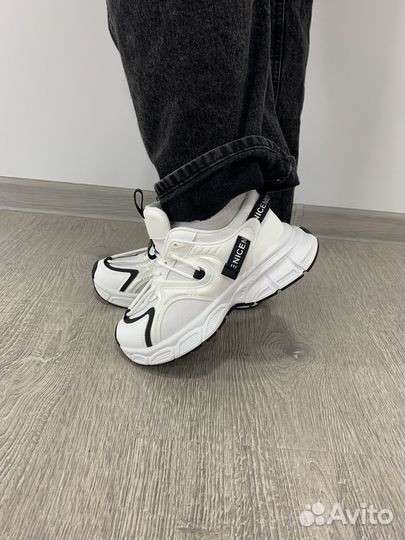 Кроссовки женские новые