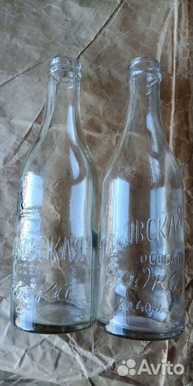 Бутылка с надписью и четверть