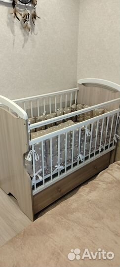 Детская кроватка с маятником