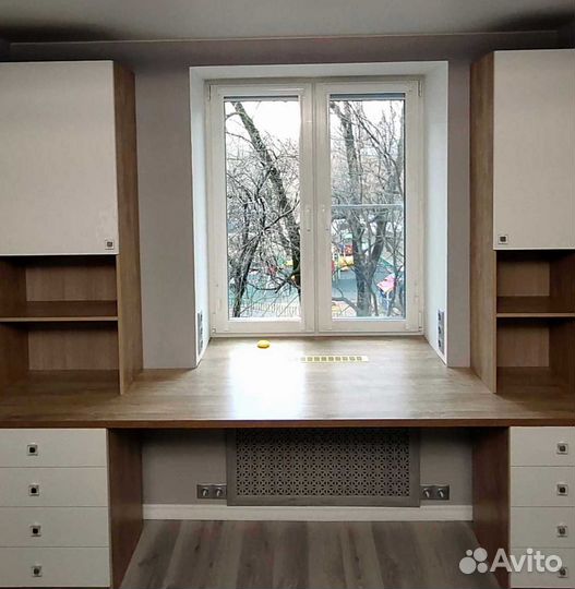 Рабочая зона в углу у окна