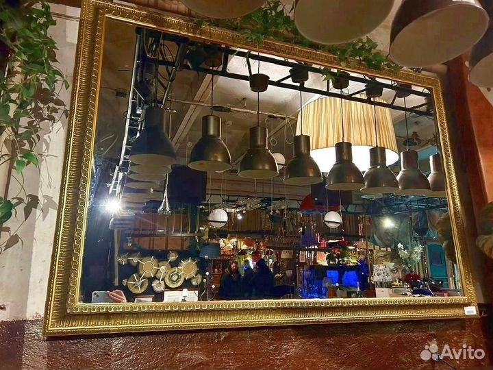 Большое зеркало в багетной раме