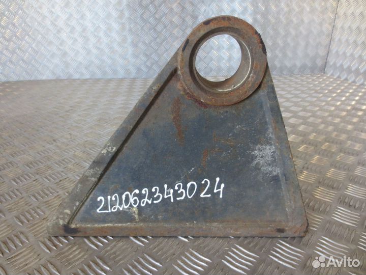 Кронштейн цилиндра подъема кузова hyva 01509130