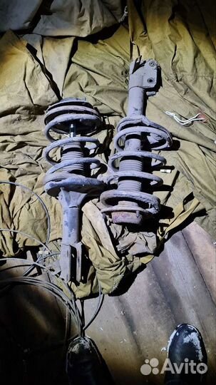 Переднии стойки Hyundai Trajet 2007