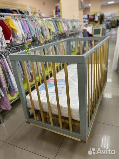 Кровать детская с маятником