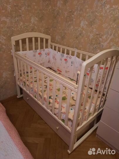 Детская кроватка с маятником и ящиком и бортики