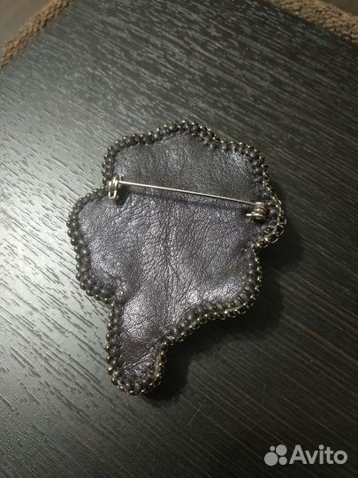 Брошь ручной работы из бисера