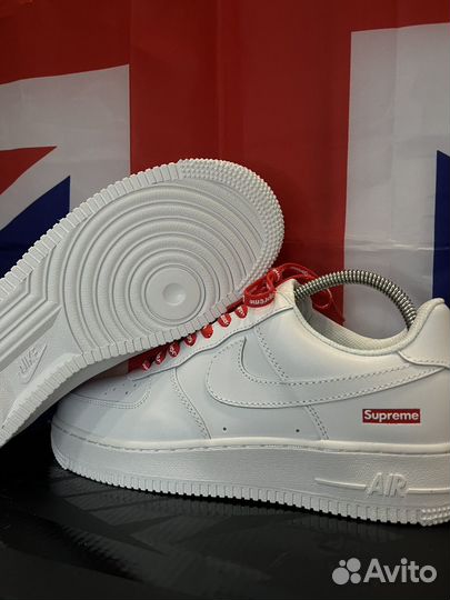 Кроссовки nike air force 1 supreme белые на руках