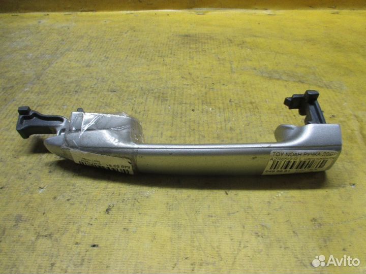 Ручка двери Toyota Noah AZR65G (Заднее)