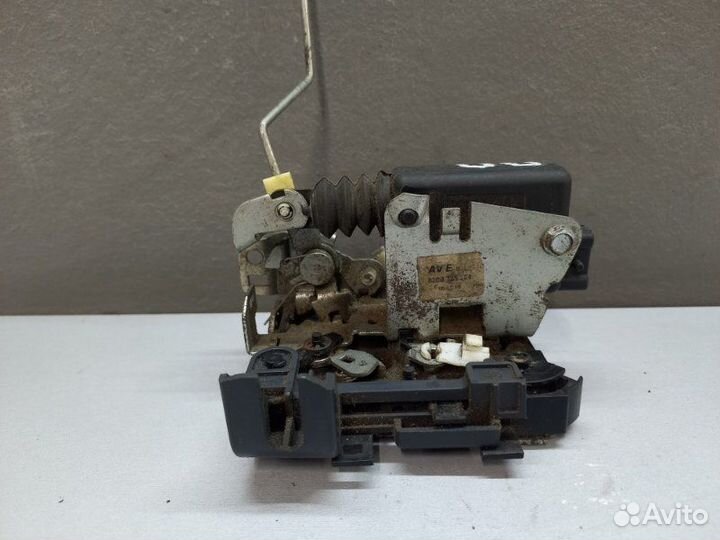 Замок двери передний правый Renault Sandero 2009