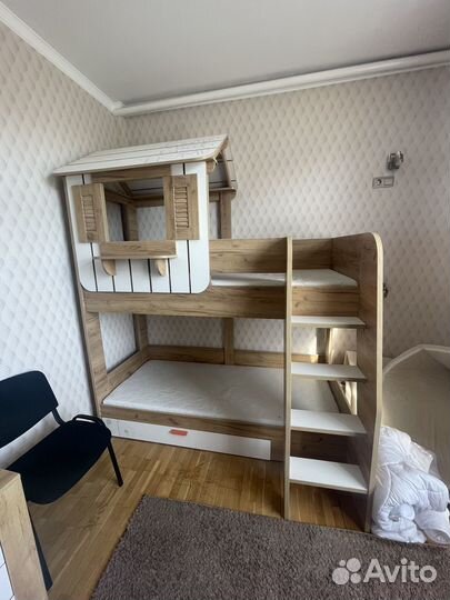 Двухъярусная кровать домик
