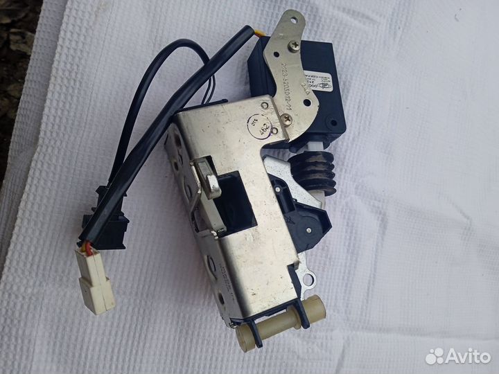 Замок двери задн.лев. в сборе с эл.прив. Ш.-Нива