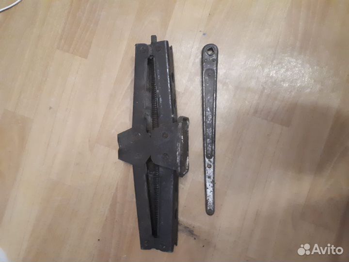 Домкрат на авто