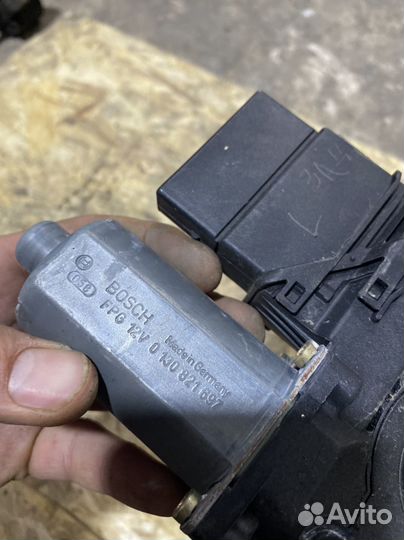 Моторчик стеклоподъемника зад левый VW Passat b5
