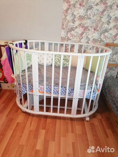 Детская кроватка с маятником