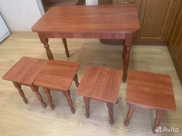 Стол со стульями