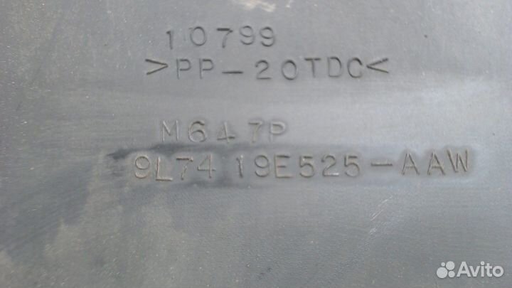 Накладка замка капота Lincoln Navigator, 2010