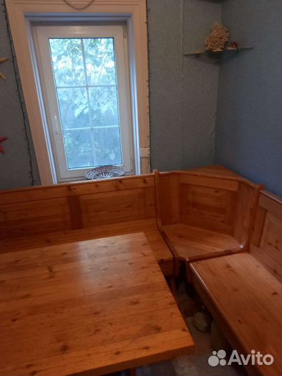 Кухонный уголок со столом