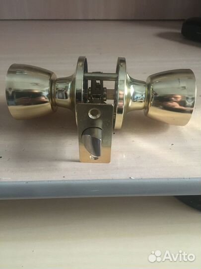 Дверные ручки с защелкой