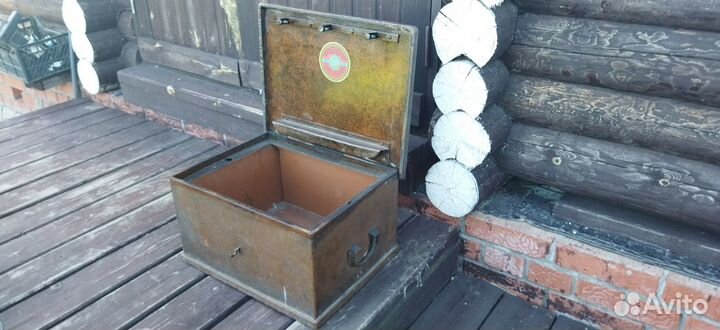 Антикварный несгораемый ящик (сейф)