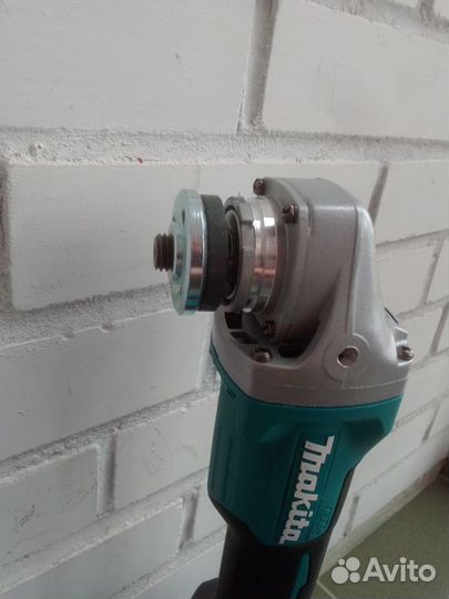 Аккумуляторная болгарка makita