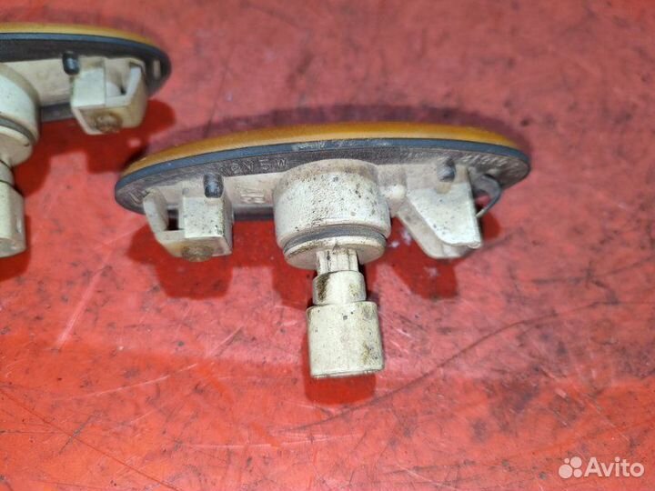 Повторитель в крыло Mazda 626 Ge седан 1.8 FP 1992