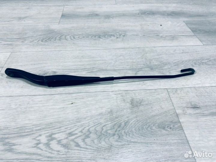 Поводок стеклоочистителя правый Renault Logan 2