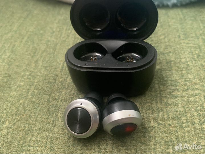 Продаю беспроводные наушники