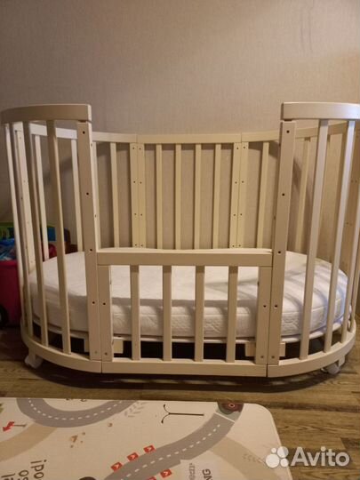 Детская кроватка с маятником круглая