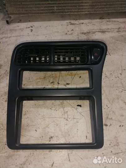 Накладка центральной консоли Nissan Serena C23