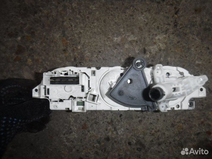 Блок управления отопителем Ford Focus 2 shdb 2007