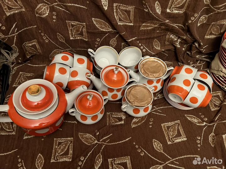 Сервиз чайный+ тарелки красный горох