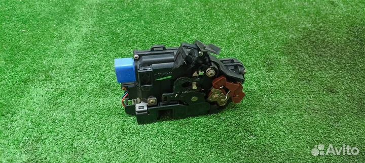 Замок двери задней правой VW Touareg 2002-2010