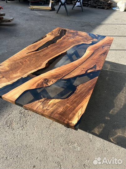Стол из эпоксидной смолы