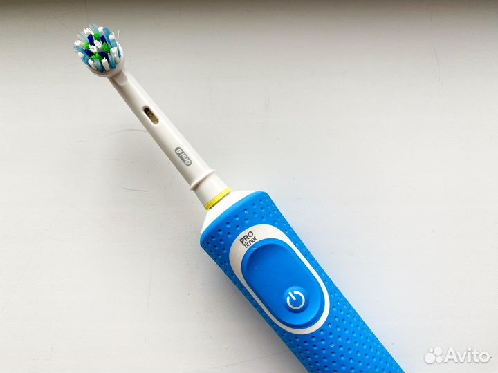 Электрическая зубная щетка Oral b