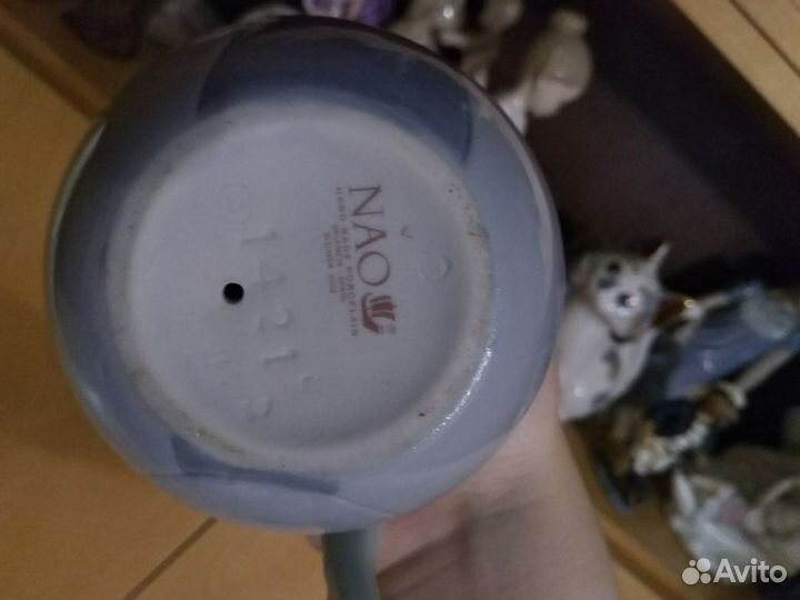 Фарфоровая фигурка NAO Девочка на шаре с голубем