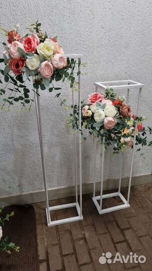 Стойки с цветами для украшения зала